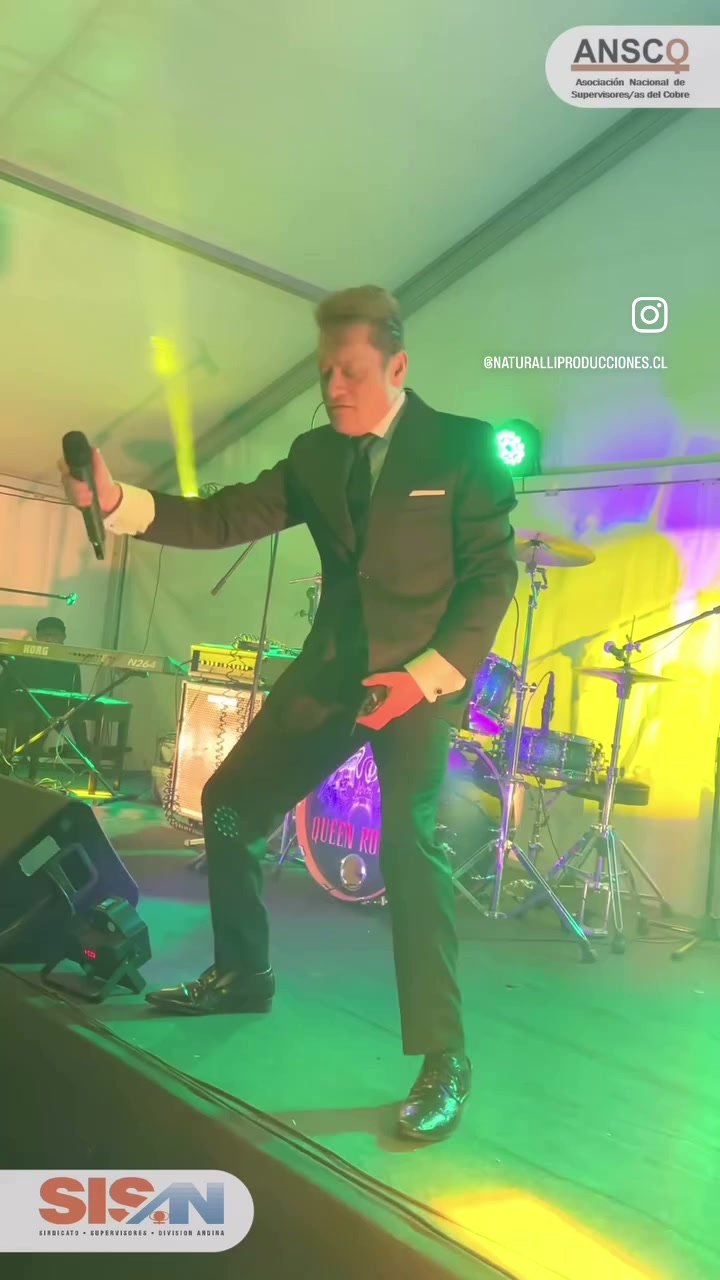 Cantante en escenario de gala empresarial