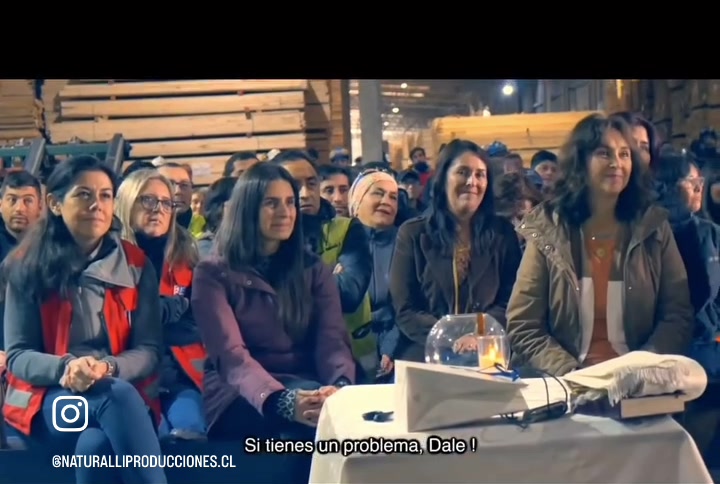 Equipo de trabajadores en charla