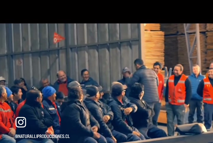 Asistentes en galpón industrial