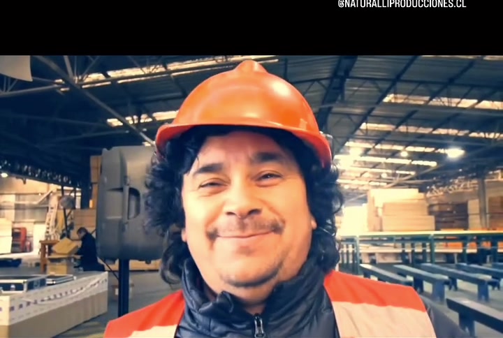 Supervisor con casco en planta
