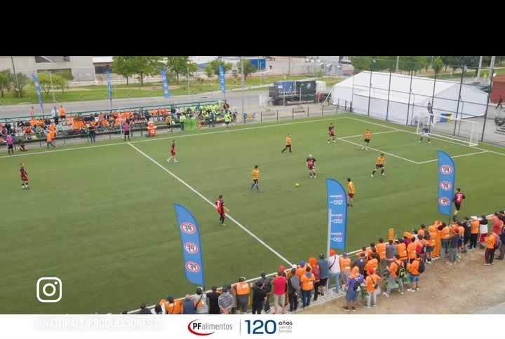 Encuentro de fútbol en jornada deportiva