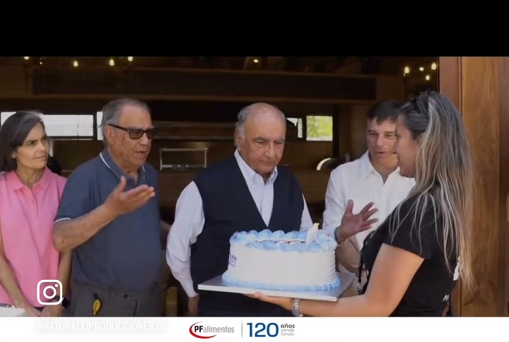 Celebración con torta en evento